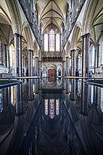 Миниатюра для Файл:Salisbury Cathedral interior 3.jpg