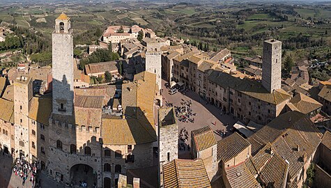 La Rognosa tower and Palazzo del Podestà (foto),