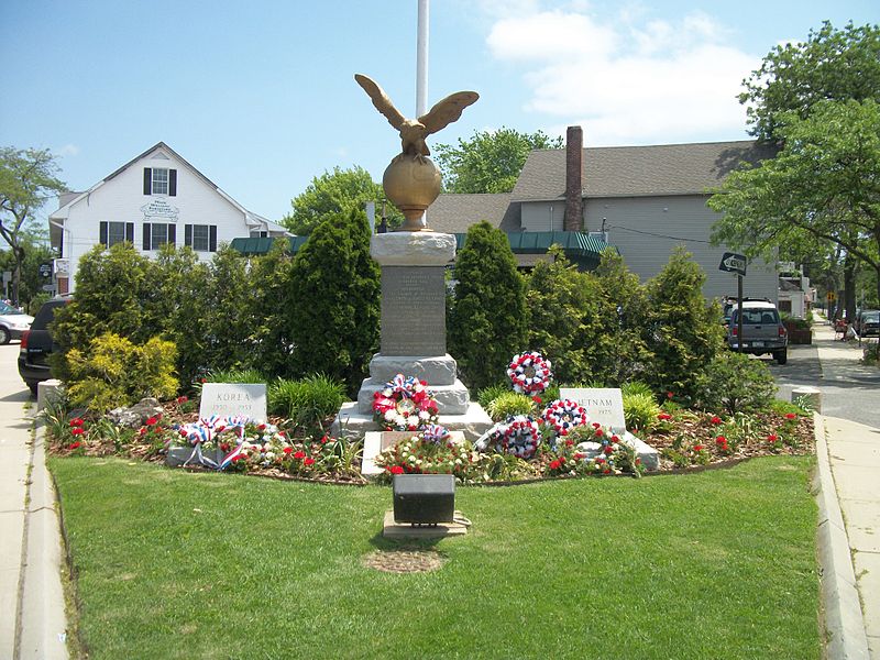 File:Sayville War Memorial (Close-Up).JPG