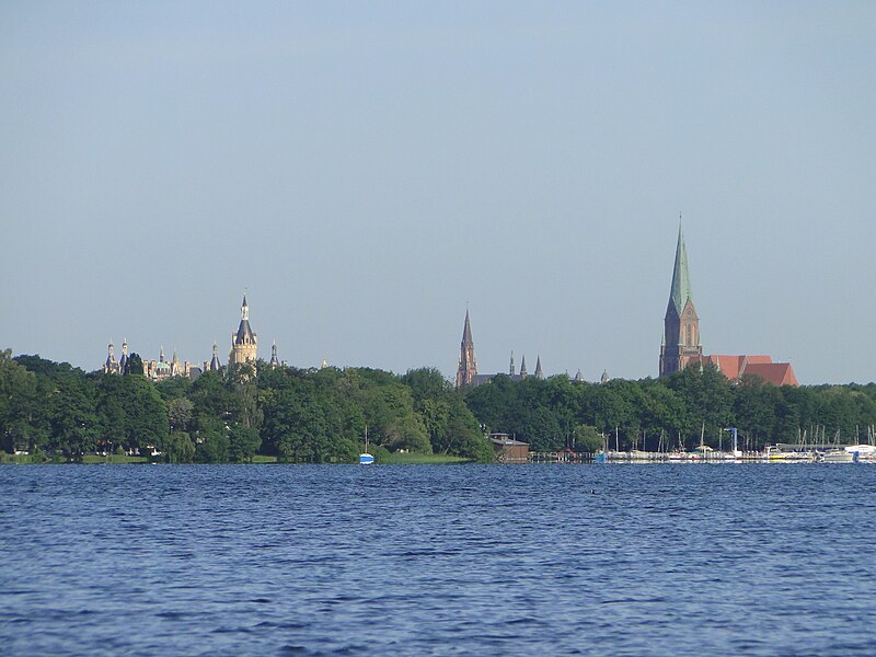 File:Schwerin Stadtsilhouette vom Zippendorfer Strand 2012-07-02 020.JPG