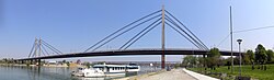 Srbsko, Bělehrad, nový železniční most, 20.04.2011.jpg