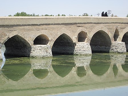 Shahrestan Bridge (Isfahan) 002.jpg