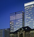 左側の複合ビルの27～37階にシャングリ・ラ ホテル 東京が含まれる。客室数200室。2009年開業。東京駅に隣接。