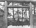 昭和期大嘗宮の外周垣（現在とは異なり、垣根は板垣で、門の形式は鳥居で、高さも高かった。）