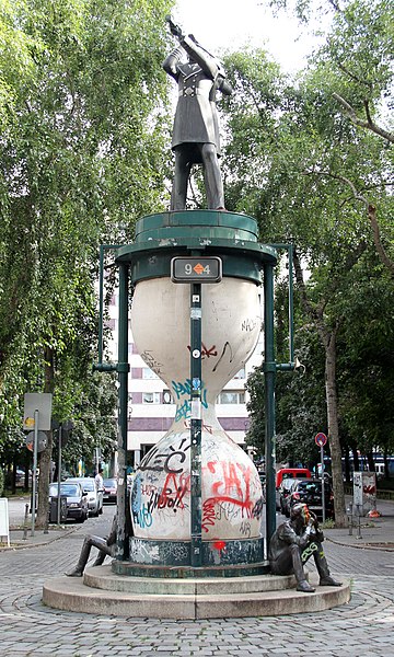 File:Skulptur Admiralstraße Ecke Kohlfurter Straße (Kreuz) Doppelgängeradmiral Seefried-Matejkova 1985.jpg