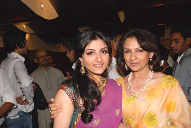 Tagore with her daughter Soha at the premiere of Khoya Khoya Chand
