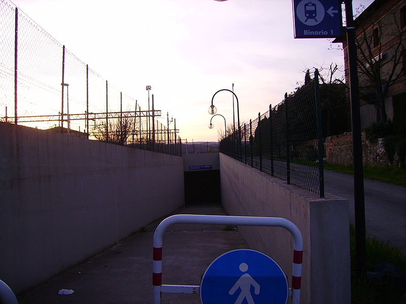 File:Sottopassaggio-Stazione Allerona1.JPG