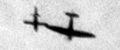 Un Spitfire (der.) usando su ala para enloquecer a los giroscopios de una V1 (izq).