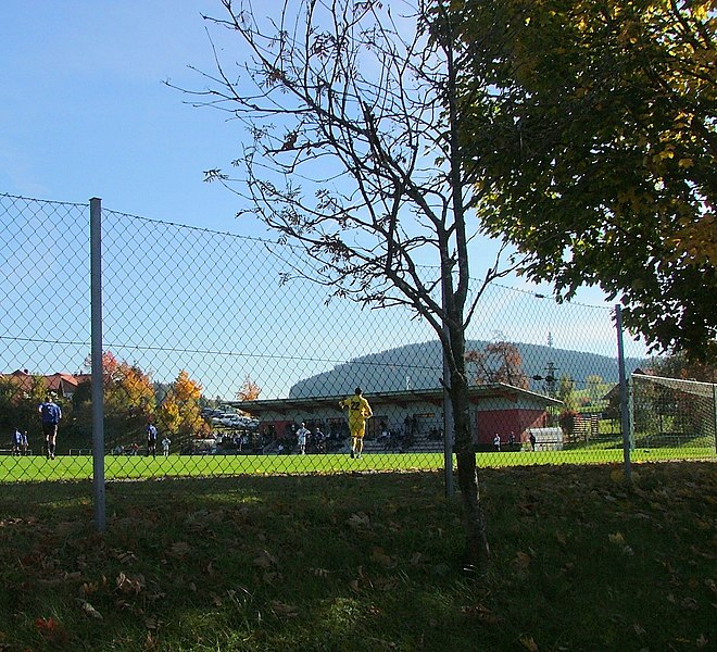 File:Sportplatz Wiggensbach - panoramio.jpg