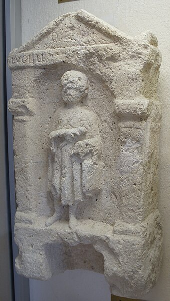 File:Stèle funéraire de Lucillus.JPG