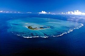 Luchtfoto van het Saint-François-atol met het eiland Saint-François op de voorgrond.