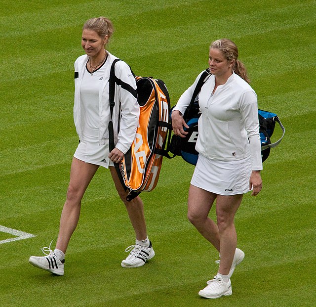 Clijsters (right) with her idol Steffi Graf in 2009. Graf won their only meeting on the WTA Tour in 1999.