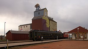 Stația de cale ferată a „Alberta Prairie Railway” în fața unui elevator de cereale