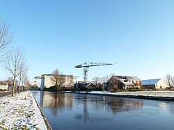 Het Oude Hoendiep parallel aan Van Starkenborghkanaal in Stroobos in 2010. In de jaren 1980 deels gedempt. Op de voorgrond de loods van scheepswerf Barkmeijer, op de achtergrond de loods van mengvoederfabriek Sikma.