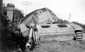 Ur StuG III distrujet en [[Normandi] dre un darzhadenn eus an obuzennoù e 1944.