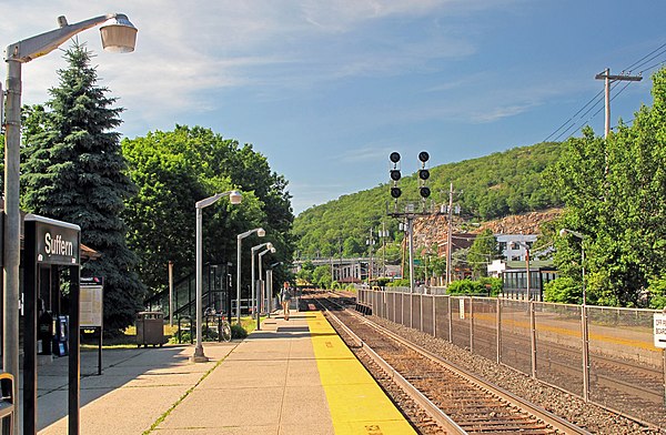 The station at Suffern, looking north along the tracks toward Nordkop Mountain.