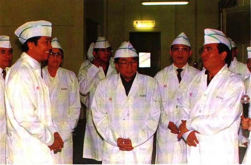 File:Sujudi and Azwar Anas in Indofarma factory, 1993.jpg