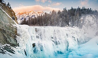 Les chutes Wapta, dans le parc national de Yoho, dans l'Alberta. (définition réelle 4 482 × 2 673)