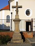 Syrovice - kříž před kostelem.jpg