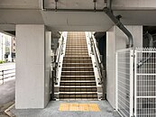 「紅葉坂交差点」付近の遊歩道入口（階段のみでスロープ等の設置はなし）（2019年7月16日）