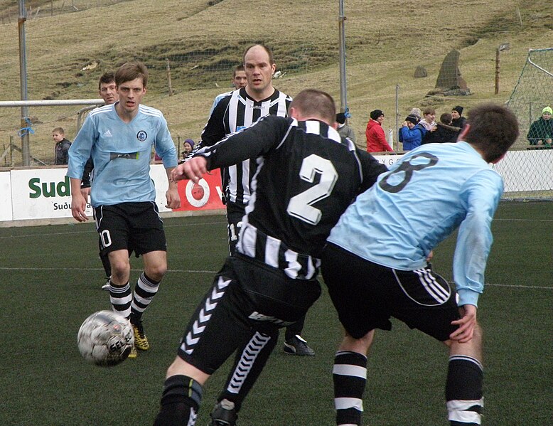 File:TB Tvoroyri vs Vikingur Gota - Effodeildin 2012.jpg