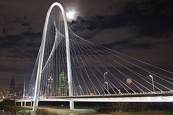 El Puente Margaret Hunt Hill de noche.