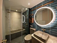 浴室附有多項設計，包括洗手盆位置配備多功能鏡櫃、無線充電座及音樂擴音器