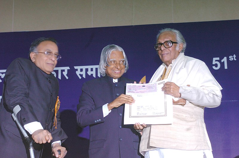 File:The President Dr. A.P.J. Abdul Kalam presenting the Dada Saheb Phalke Award for the year 2004 to the noted filmmaker Shri Mirinal Sen for outstanding contribution for the growth and development of Indian Cinema at the 51st.jpg