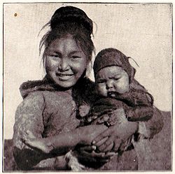 Inuitė (grenlandė) su vaiku (1901 m.)