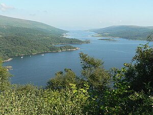 Bute Kyles'in en kuzey noktası (doğru bakarken) Loch Riddon kavşağında (solda)