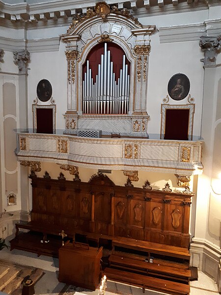 Datei:Tolmezzo, Duomo di San Martino Vescovo, organo Zanin, organo in cornu epistolae e consolle.jpg