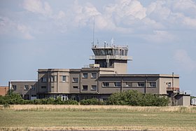 Tour de contrôle de la Base aérienne 102, vue depuis le taxiway Charlie, en juillet 2019