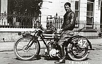 Frank Halford in 1922 op de door hem ontwikkelde Triumph Ricardo