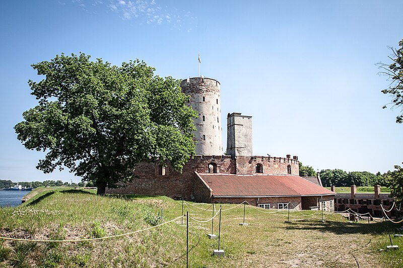 File:Twierdza Wisłoujście w Gdańsku, widok z muru na fort Carre.jpg