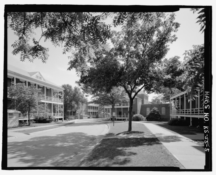 File:View west of domiciliary buildings (Buildings 2, 1, 3, 4) and Riverview Avenue - National Home for Disabled Volunteer Soldiers Western Branch, 4101 South Fourth Street, Leavenworth, HABS KS-55-5.tif