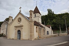 Église et croix de l'ancien cimetière (à droite).