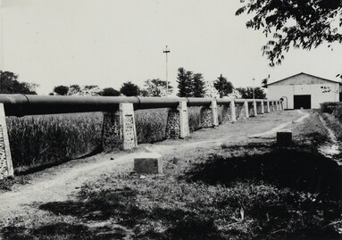 Waterpompstation met pijpleiding naar het waterreservoir bij suikerfabriek Soemberhardjo bij Pemalang (Circa 1920)