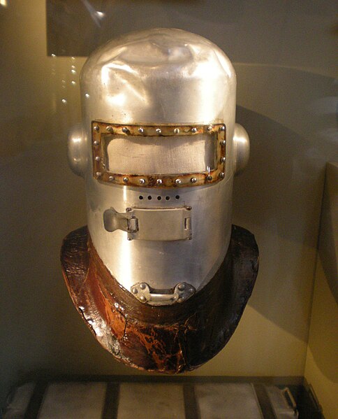 File:Wiley Post's first pressure helmet.JPG
