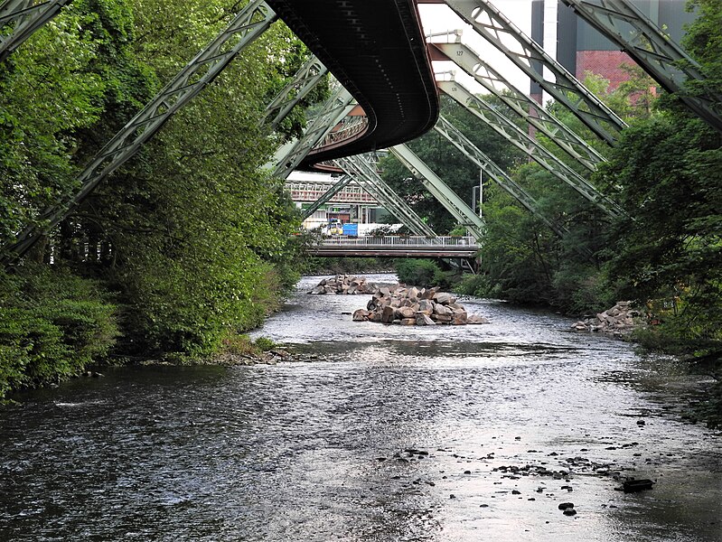 File:Wuppertal, Schwebebahnstation Varresbecker Straße, Blick wupperabwärts auf zwei neu aufgeschüttete Inseln.jpg