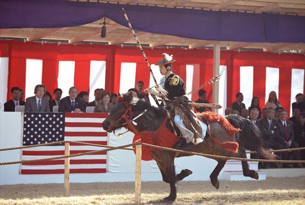 Yabusame demonstrated for United States president George W. Bush (at the Meiji Jingu shrine)