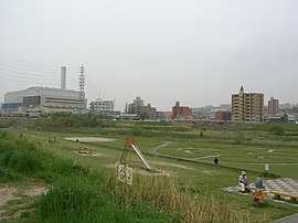 猪子石工場と香流橋（2011年5月）