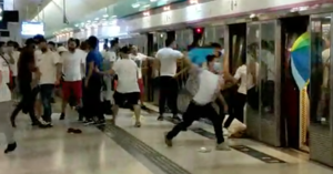 Люди в белой футболке Yuen Long Station нападают на гражданина на платформе 20190721.png