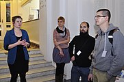 Urszula Dragońska z działu edukacji Zachęty oprowadza Wikipedystów po wystawie "Postęp i higiena"