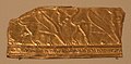 Ziwiyeh (forse), placca con leoni al passo, forse da una decorazione di veste, oro, VIII-VII secolo ac.jpg