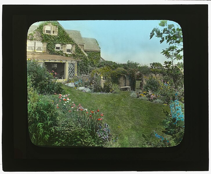 File:"Gray Gardens," Robert Carmer Hill house, Lily Pond Lane, East Hampton, New York. LOC 7221366960.jpg