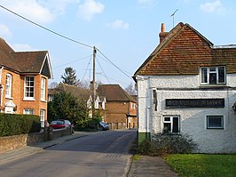 Old Village Stores (rechts).