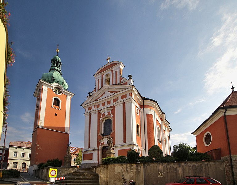 File:Červený Kostelec kostel od hotelu Šrejber.jpg