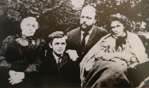 The Chertkov couple (right) at Yaroshenko's White Villa in 1890