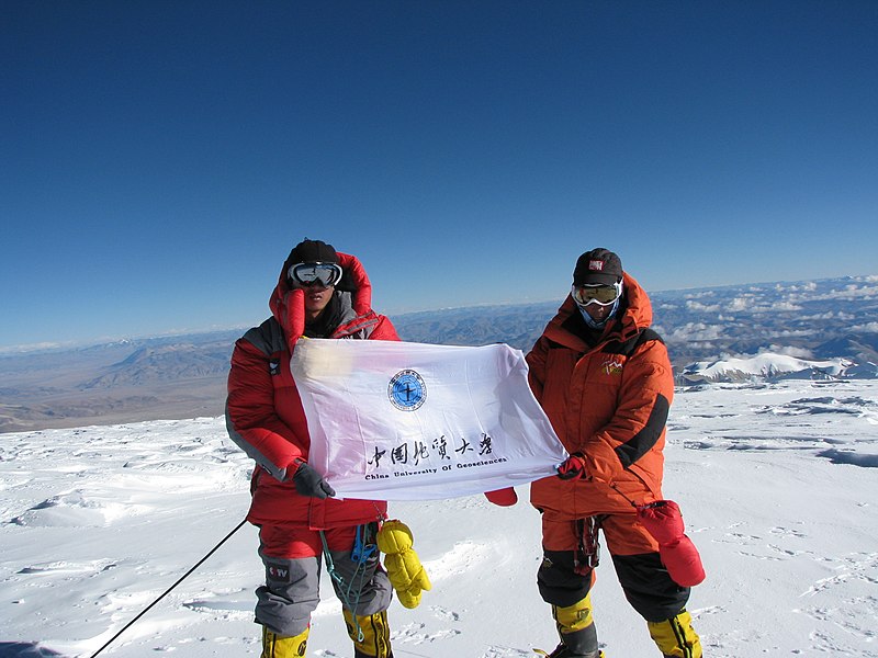 File:中国地质大学（武汉）登山队登顶卓奥友峰.JPG