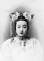 1960年《故宫博物院院刊》所刊“贞贵妃肖像”照片，是否是珍妃有争议[9]。发型为架子头。